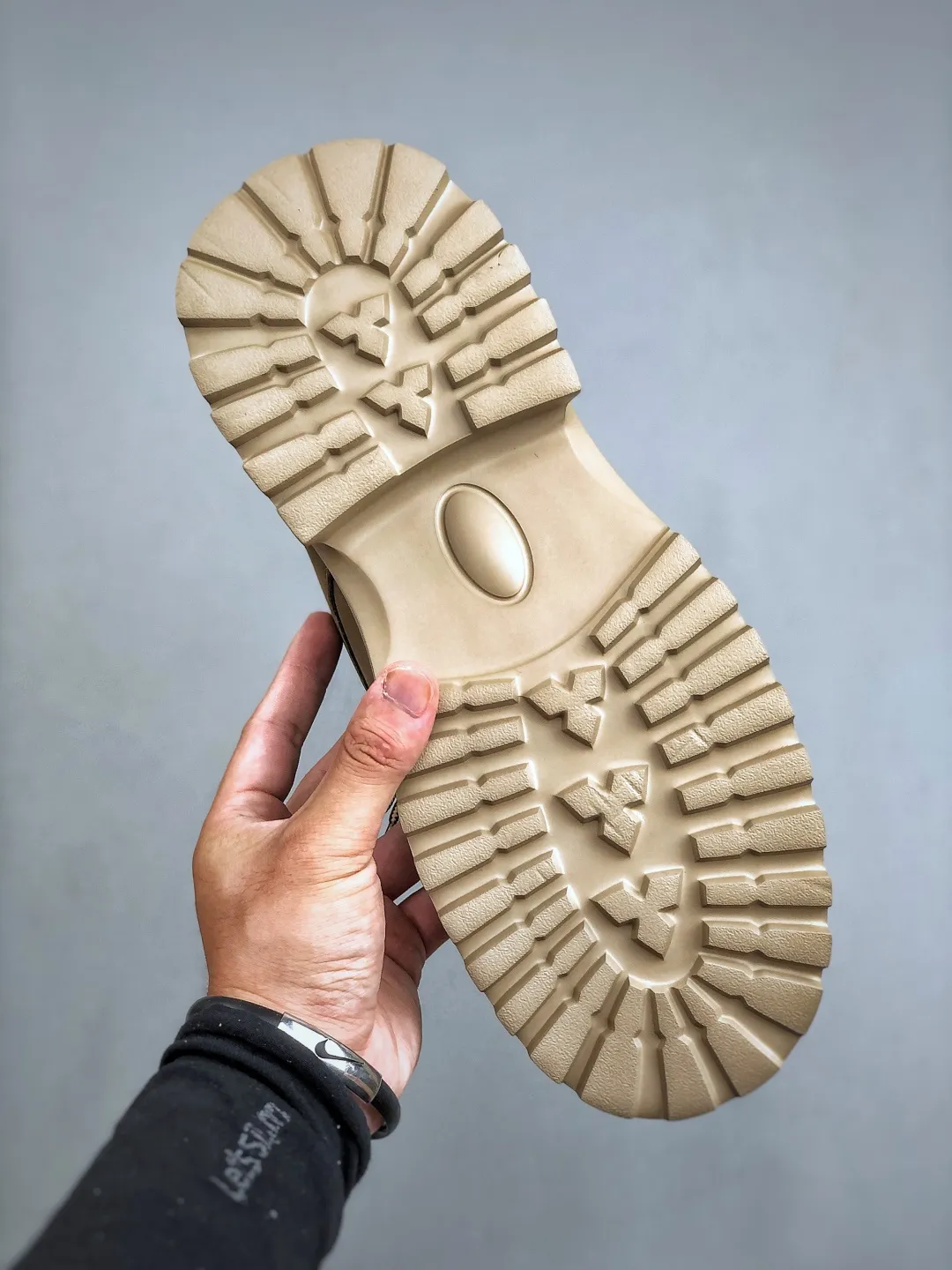 Local pick-up💰560 Support store release New arrival🚀UGG Men's mid-top casual Martin boots series for autumn and winter. Purchasing special quality. High elastic Modern external non-slip rubber foam ultra-light outsole. Lace-up design. Very easy to put on and take off. Made of TPU molded and shaped genuine leather upper material #EVA light wing technology outsole with non-slip, wear resistance and good elasticity. ❗ American light luxury brand [UGG] M Tasman Weather Hybrid Tasman hybrid series medium-cut thick-soled lightweight casual Martin boots" Size: 39-44 (one size larger)